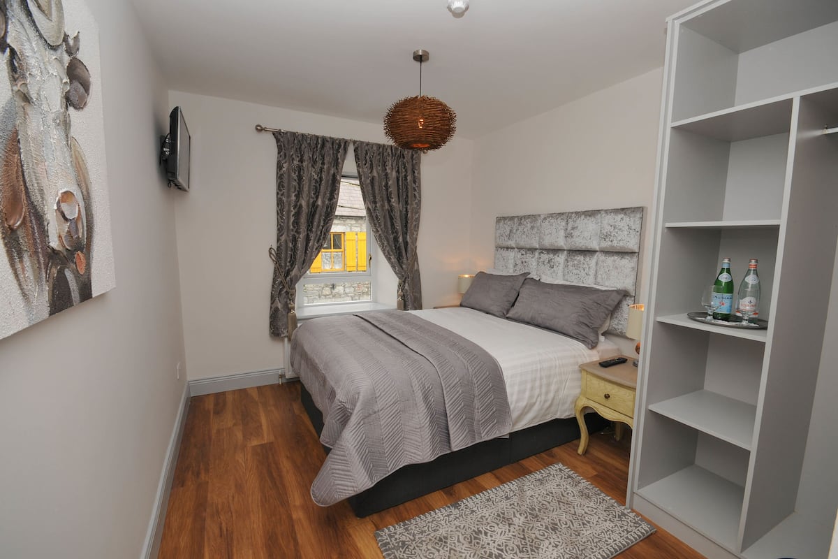 Deluxe King Room | Blackout drapes, WiFi (free), individually decorated