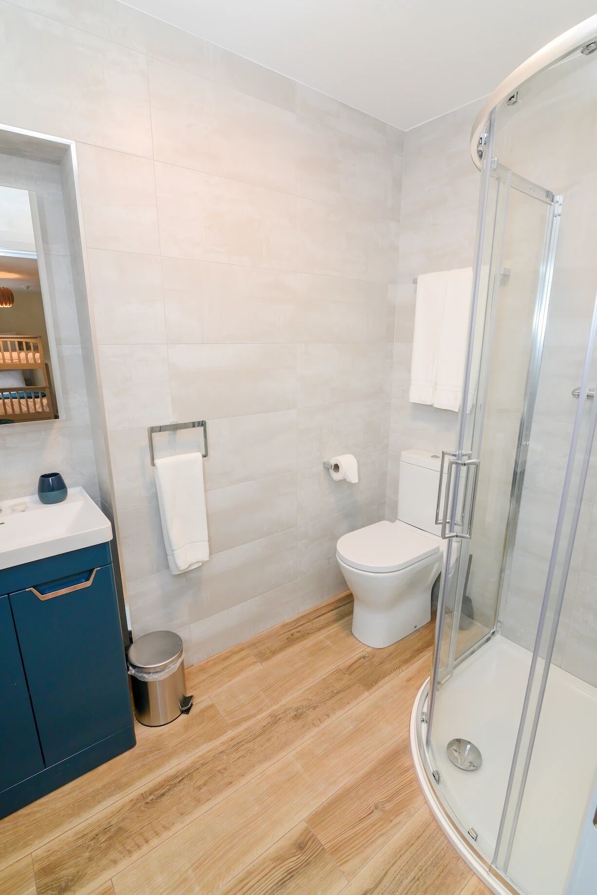 Un baño moderno con inodoro, ducha y tocador.