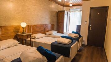 Quarto família | Frigobar, Wi-Fi de cortesia, roupa de cama