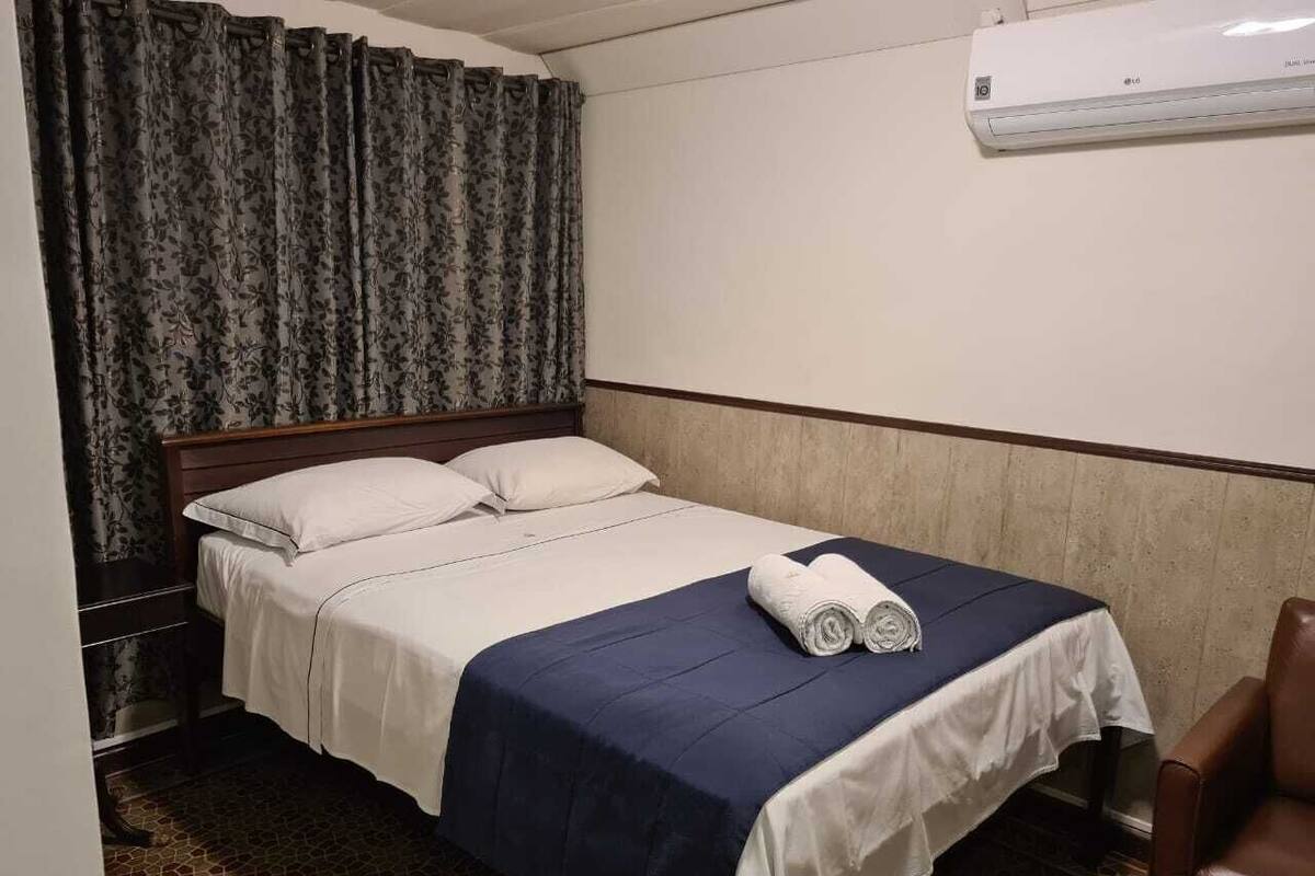 Minibar, wifi gratis y ropa de cama