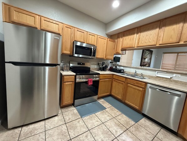 Fridge, microwave, oven, stovetop - 365 Sunshine of Yuma (3 bedrooms & 2.5 bath) (Yuma)