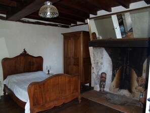 4 bedrooms, desk, iron/ironing board, travel cot