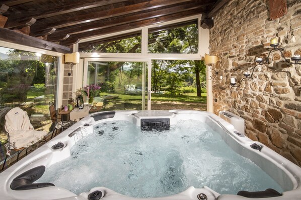 Indoor spa tub