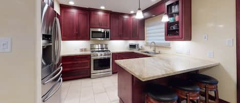 Een koelkast, een microgolfoven, een oven, een kookplaat