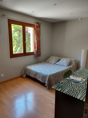 4 habitaciones, tabla de planchar con plancha, cuna de viaje y wifi 