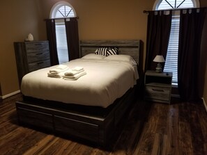 3 habitaciones, tabla de planchar con plancha, wifi y ropa de cama 