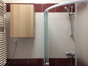 SĂšche-cheveux, serviettes fournies, shampoing, papier toilette