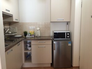 Réfrigérateur, micro-ondes, plaque de cuisson, bouilloire électrique