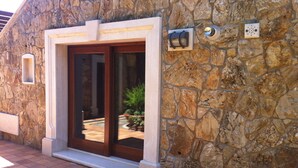 A stone building with a large wooden door and a small window. - Luxurious villa Maremonti (Canicattini Bagni)
