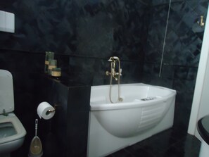 Bathtub, hair dryer, bidet, towels - Villa near Florence with private swimming pool (Bobolino)