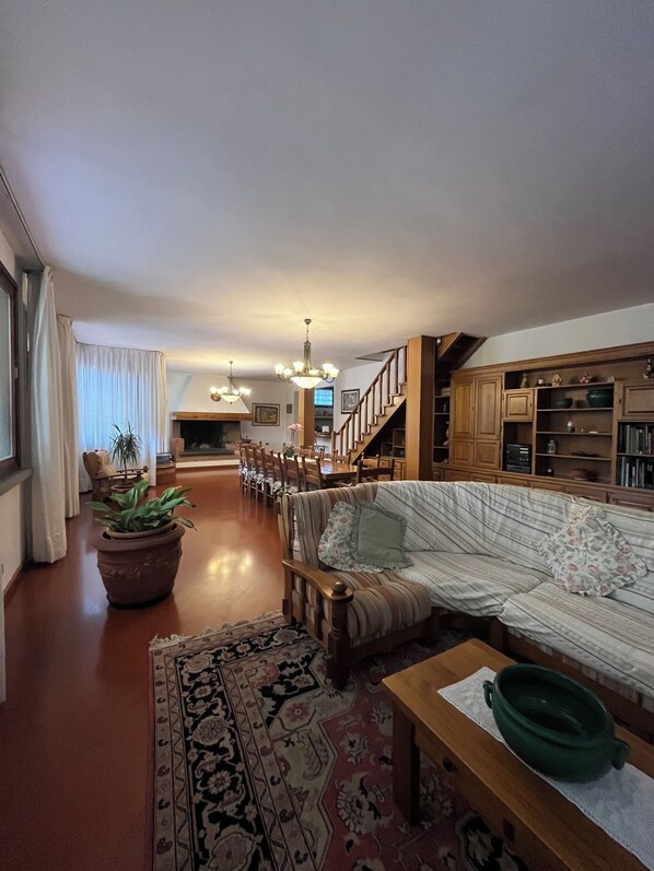 TV, fireplace, books, stereo