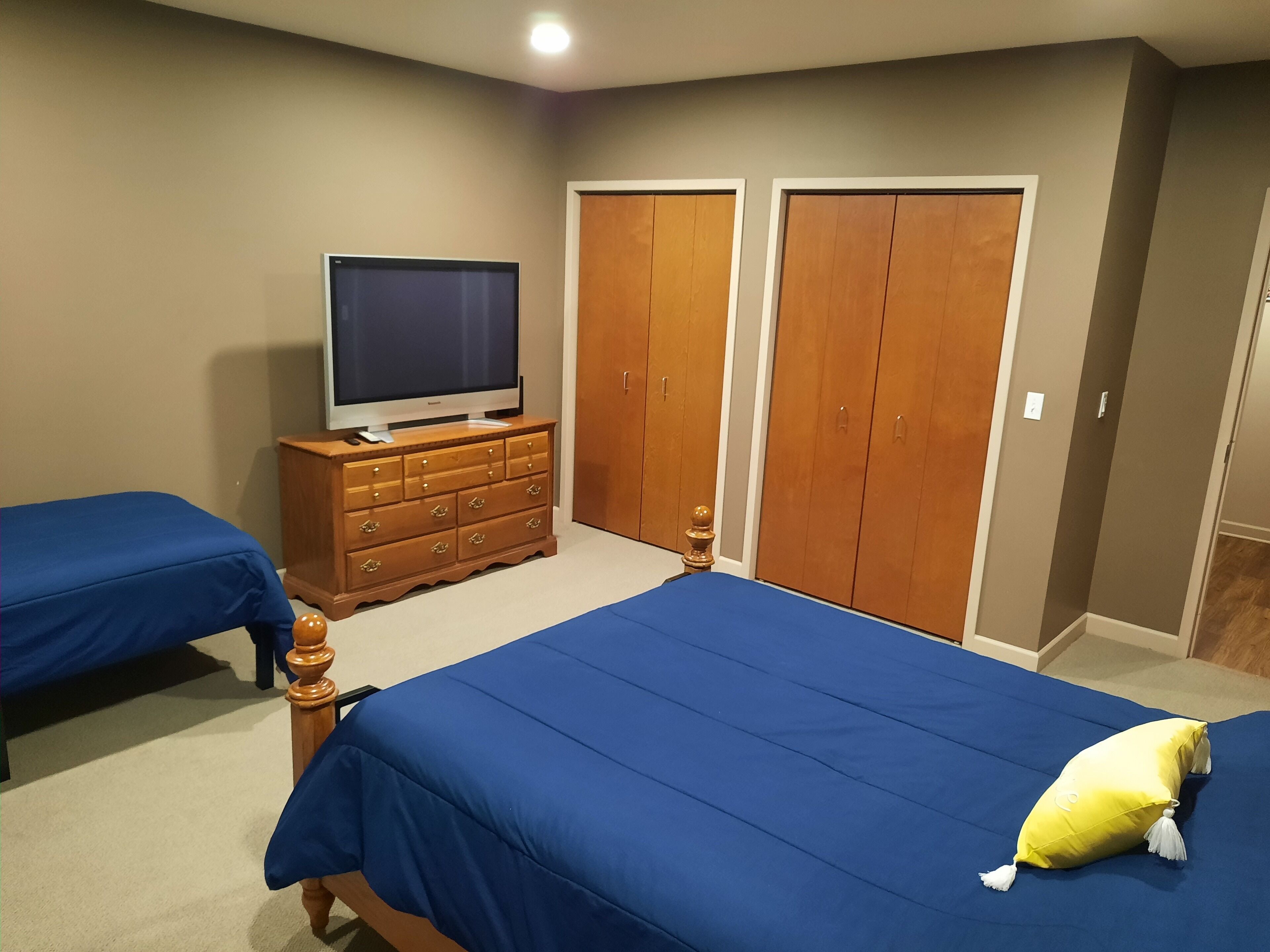 Beautiful Condo on Lake Erie<br>Sleeps 11  8 beds