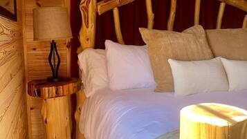 Desk, iron/ironing board, WiFi, bed sheets