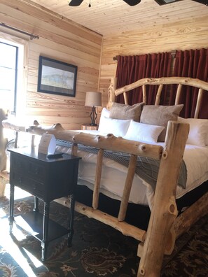 1 bedroom, iron/ironing board, internet, bed sheets - Cabins At Midway, The Looper (Fulton)