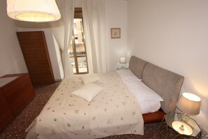 2 bedrooms, iron/ironing board, WiFi, bed sheets - An Affordable small apartment near Trastevere Train Station (Roma)