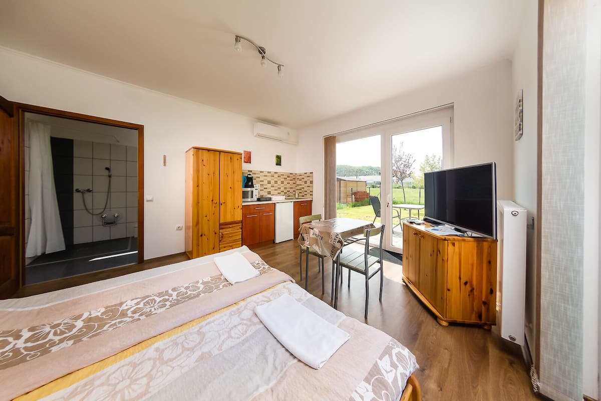 Departamento, con acceso para personas discapacitadas, Terraza | Camas con efecto memoria, escritorio y cortinas blackout