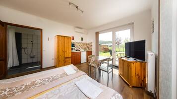 Apartment, barrierefrei, Terrasse | Betten mit Memory-Foam-Matratzen, Schreibtisch, Verdunkelungsvorhänge