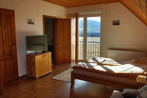 Suíte estúdio conforto, 1 quarto, sacada | Camas com colchões de espuma com sistema de memória, escrivaninha