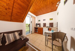 Suite studio Confort, 1 chambre, balcon | Cuisine privée | Réfrigérateur, four à micro-ondes, surface de cuisson, cafetière-théière