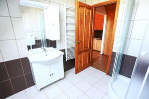 Superior Apartment (Top Floor) | Bathroom | Hair dryer, towels - Szabolcs Apartments (Demjén)