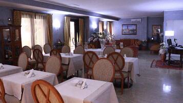 Aperto a pranzo e cena, cucina italiana