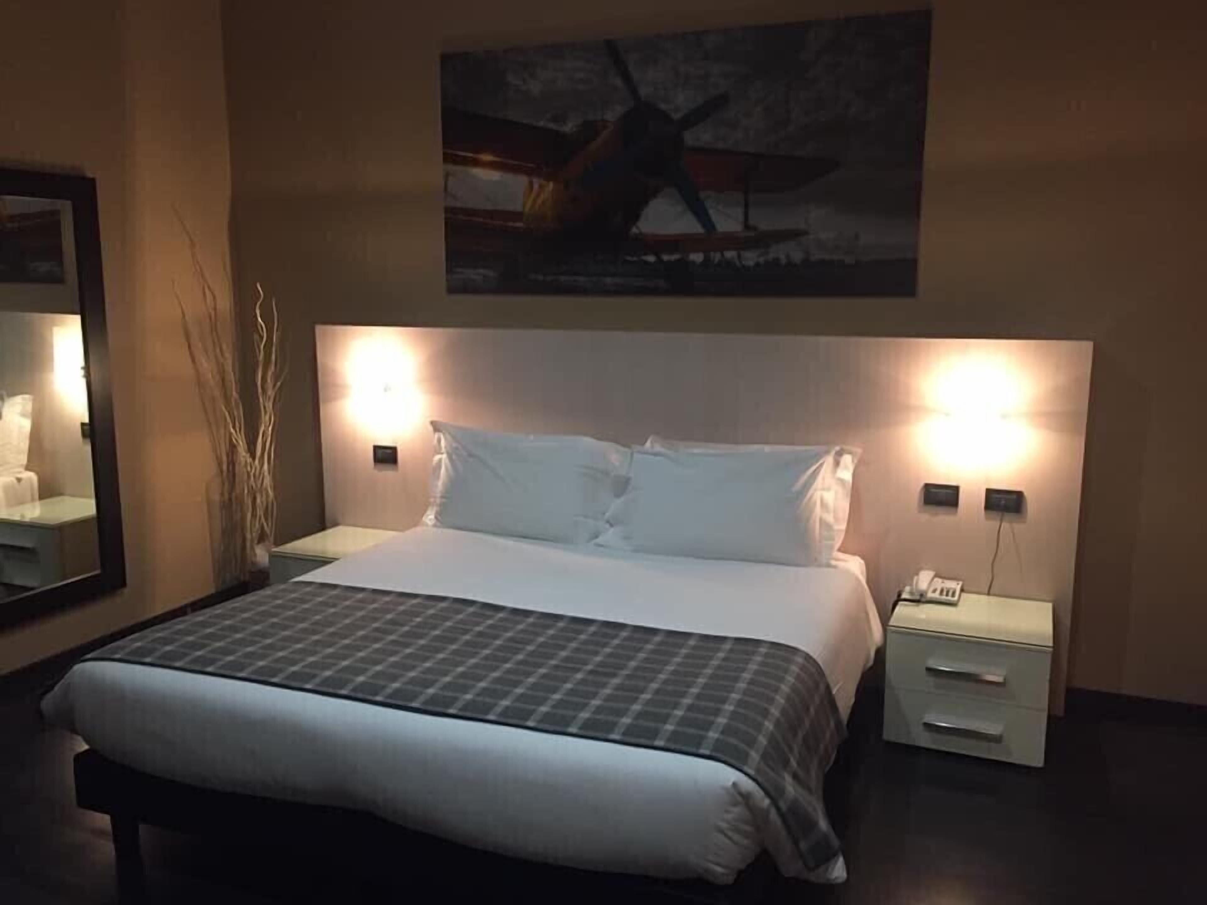 deluxe double or twin room, non smoking, garden view | minibar, in-room safe, desk, blackout curtains