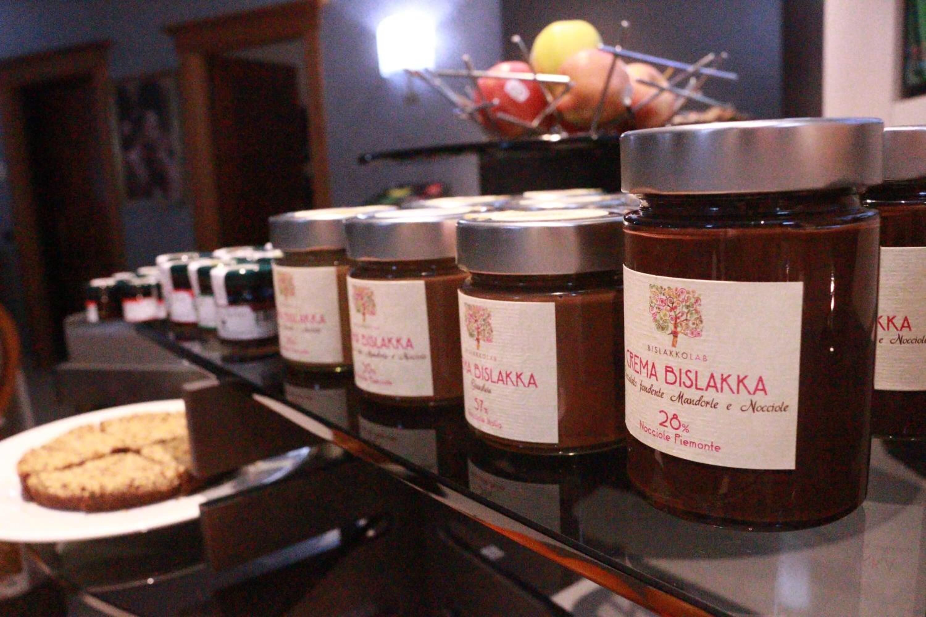 A display of jars labeled 'BISILAKKA' with a 20% alcohol content, arranged on a counter.