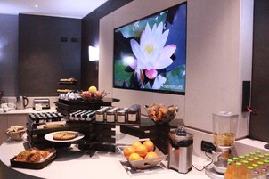 供应午餐和晚餐，意大利菜