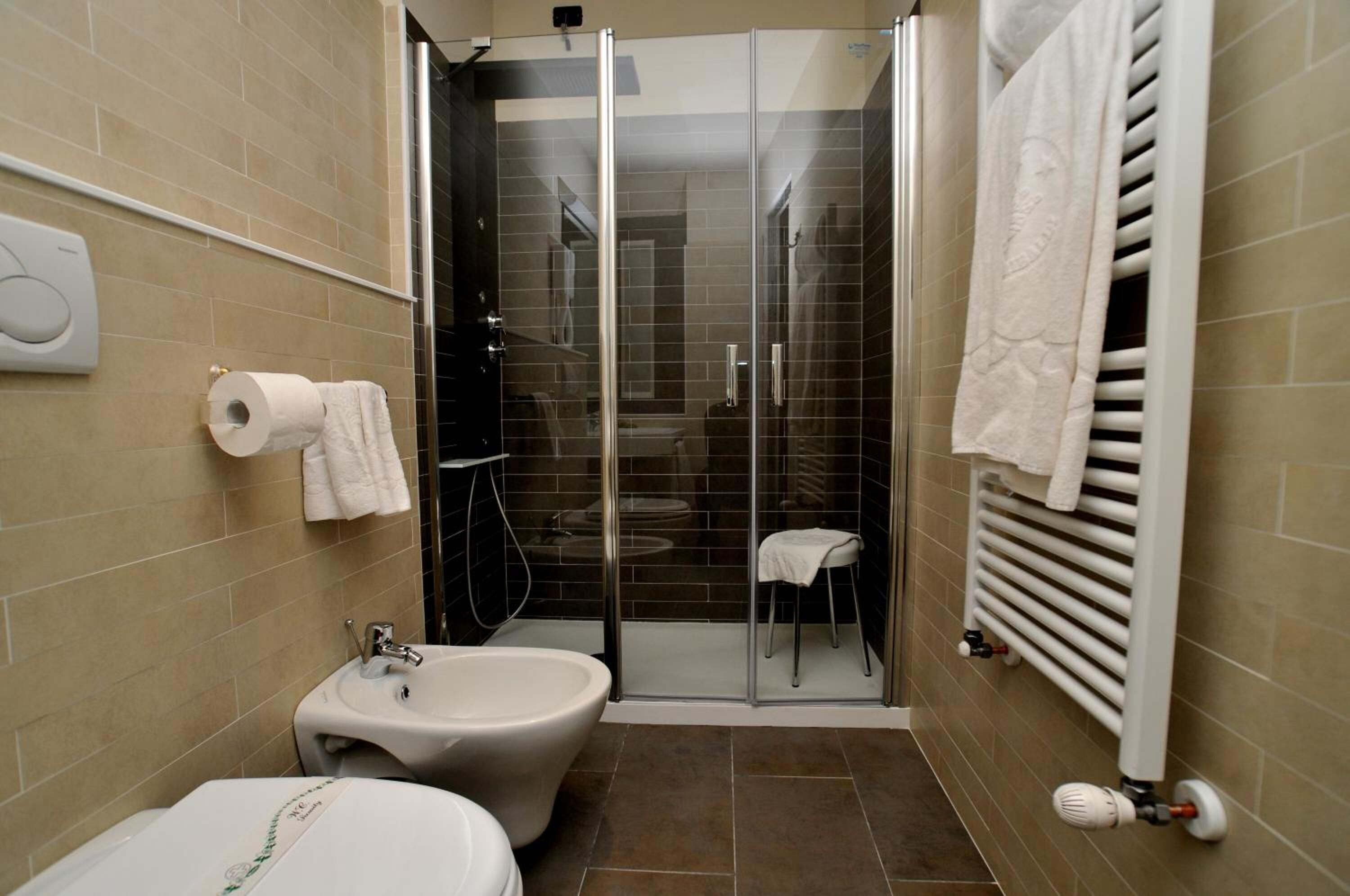shower, hydromassage showerhead, free toiletries, hair dryer
