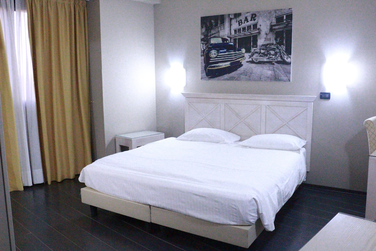 Frigobar, cofres nos quartos, escrivaninha, cortinas blackout