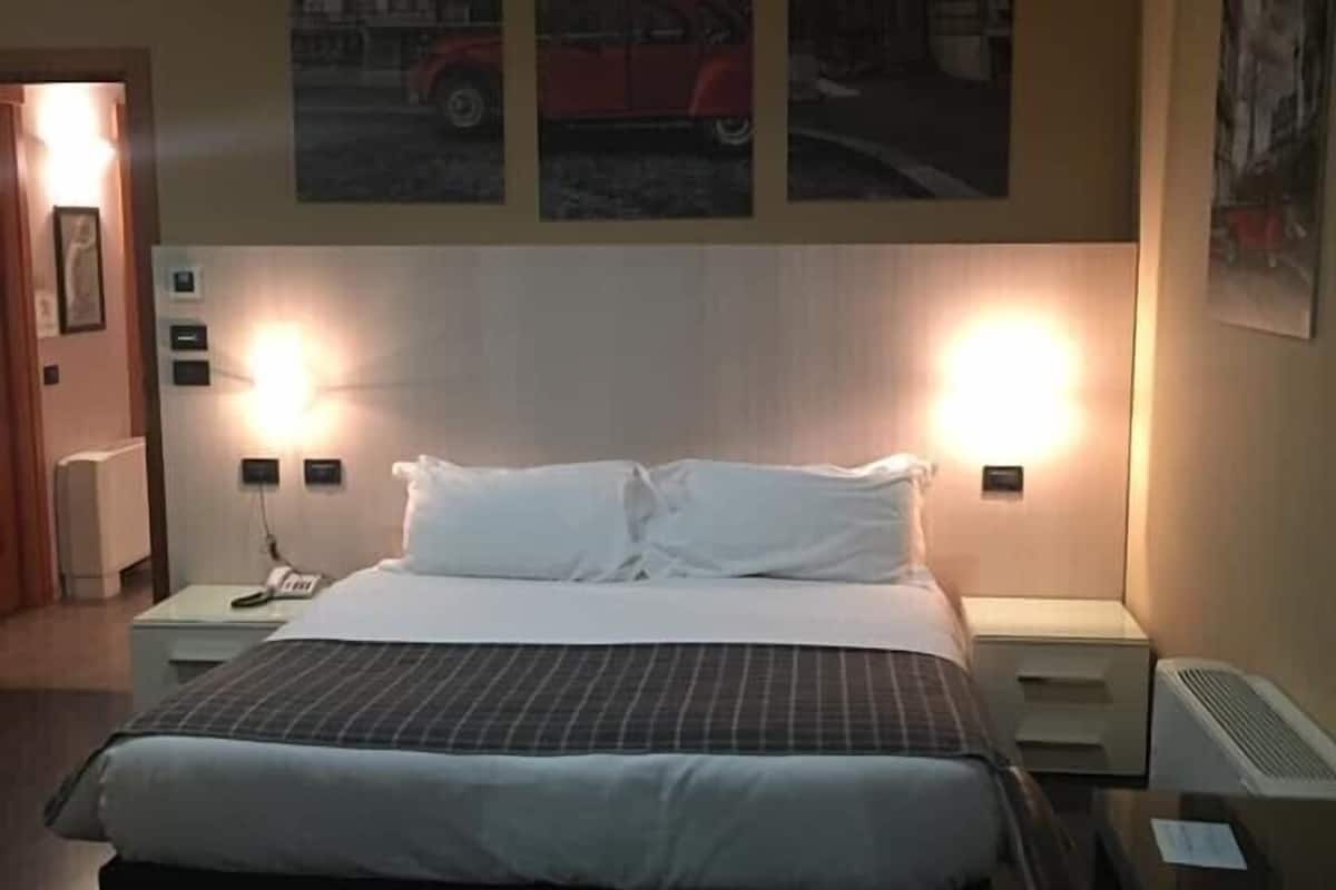 deluxe double or twin room, non smoking, garden view | minibar, in-room safe, desk, blackout curtains