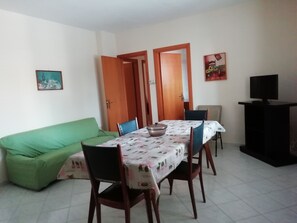 Appartement, 2 chambres | Salle de séjour | Télévision à écran plat