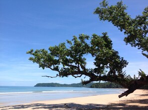 Plage, chaises longues, serviettes de plage