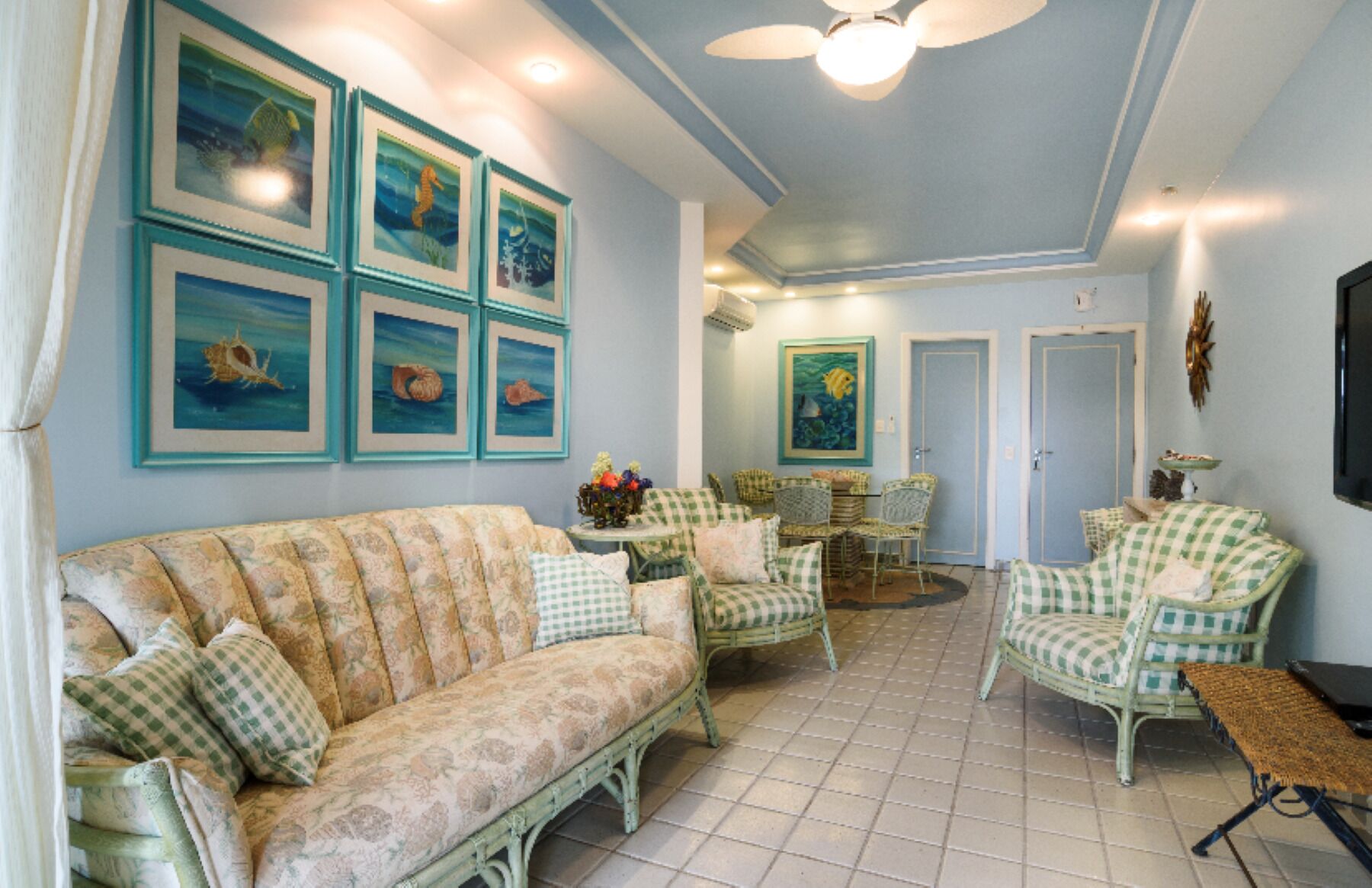 50 meters from the beach! Fit with 03 bedrooms, 02 bathrooms, Wifi beach service