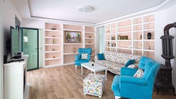 Microwave, oven, stovetop, coffee/tea maker