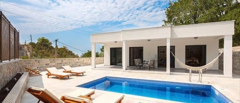 Una piscina al aire libre