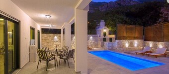 Vår villa ligger 8 km från budva i en mycket lugn by 