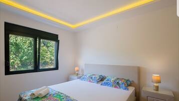 3 bedrooms, in-room safe, iron/ironing board, WiFi