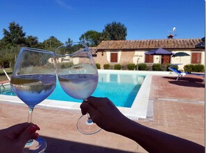 Piscina externa, funciona das 6h às 22h, guarda-sóis, espreguiçadeiras