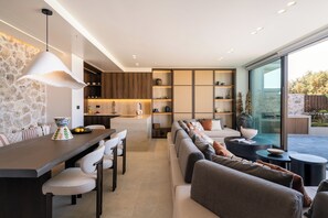 Un intérieur moderne comprenant un coin repas, une cuisine et un espace salon.