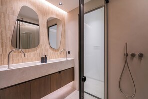 Ensemble douche/baignoire, sèche-cheveux, serviettes fournies, savon