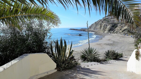 Plage, chaises longues, serviettes de plage