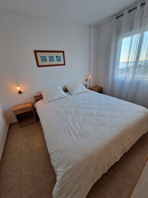 2 bedrooms, in-room safe, iron/ironing board, travel cot - Costa Blanca, Right on the Beach. With private sun terrace, Beautiful resort (El Campello)