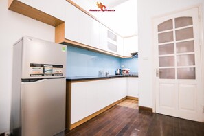 Fridge, stovetop, rice cooker, cookware/dishes/utensils - Himalaya Phoenix Apartment & Hotel (Hanoi)