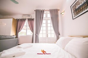 Desk, soundproofing, free WiFi - Himalaya Phoenix Apartment & Hotel (Hanoi)