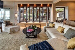 Smart TV, chimenea, tenis de mesa y libros 