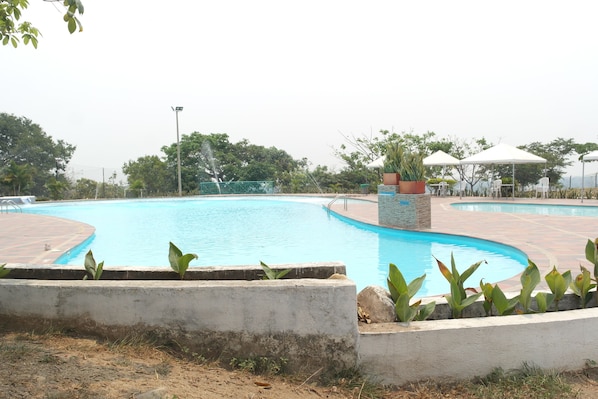 Hồ bơi ngoài trời