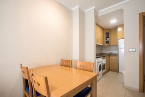 Apartament, 1 dormitori, balcó | Zona de menjador de l'habitació