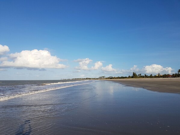 Nær stranden og solsenger
