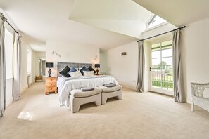 6 chambres, bureau, fer et planche Ă  repasser, lit parapluie